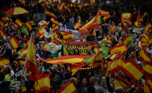 开云体育-西班牙队在争夺胜利的征程中向前迈进