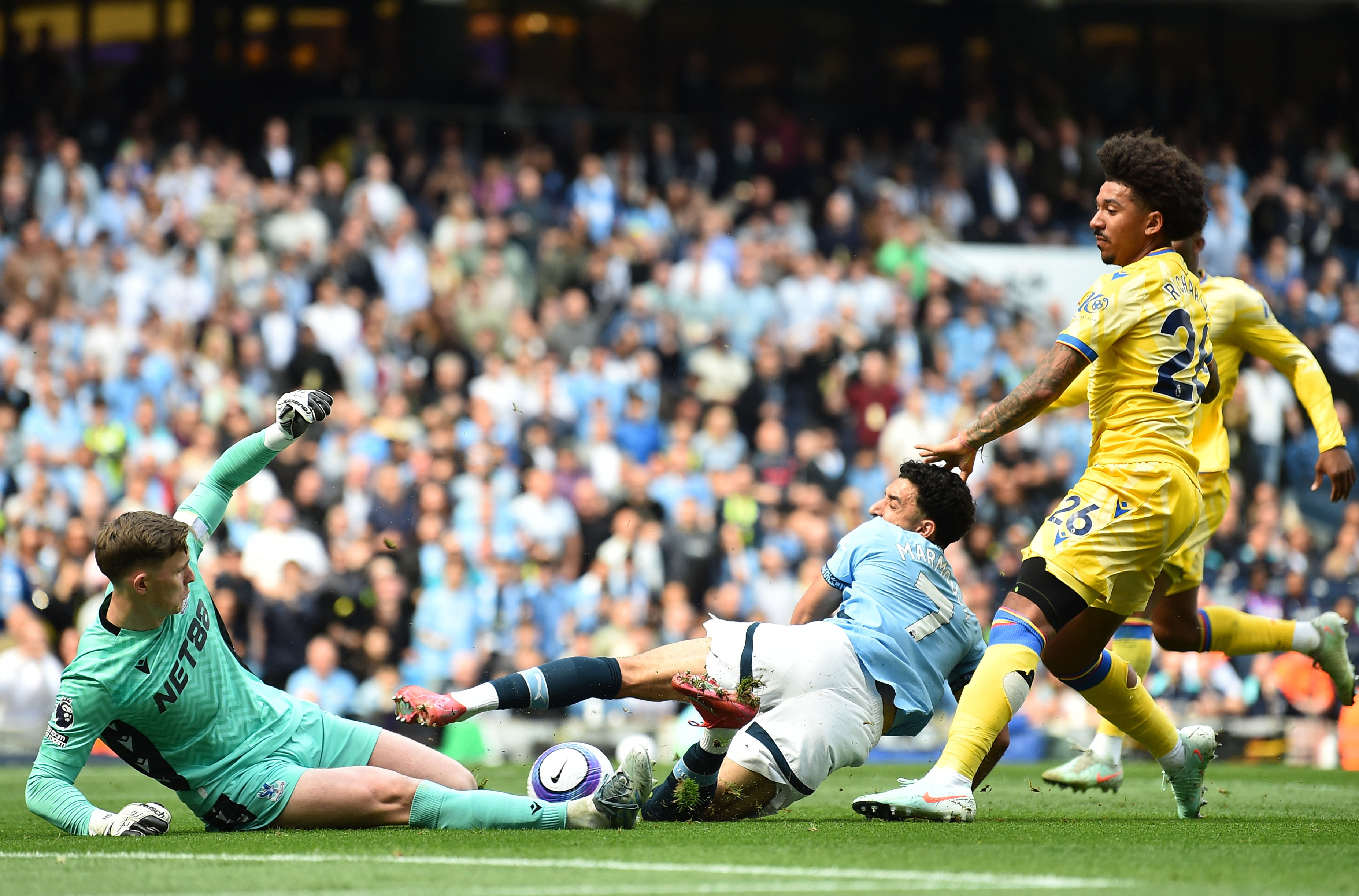 关于足球赛场上惊险一幕,胜负难料的信息 关于足球赛场上惊险一幕,胜负难料的信息