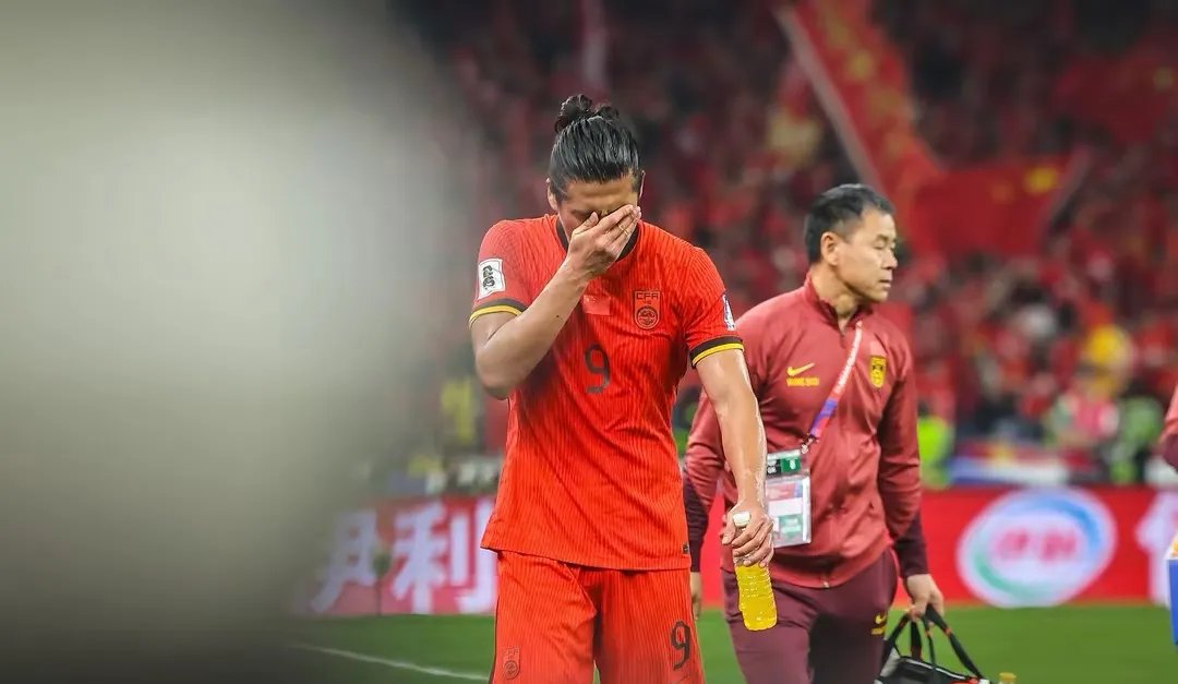 比赛现场高潮迭起球迷情绪激动异常的简单介绍 比赛现场高潮迭起球迷情绪激动异常的简单介绍