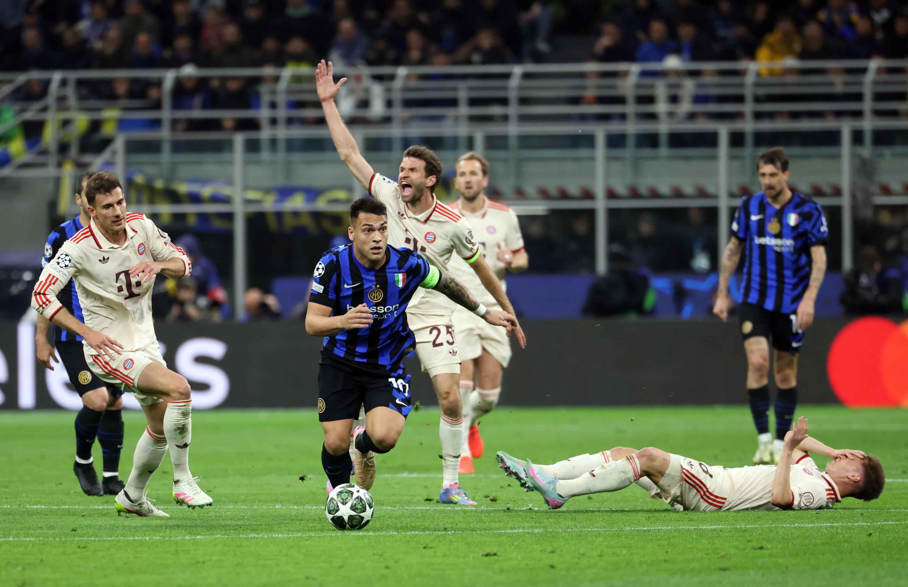 荷兰选手突破重围，晋级国际比赛半决赛