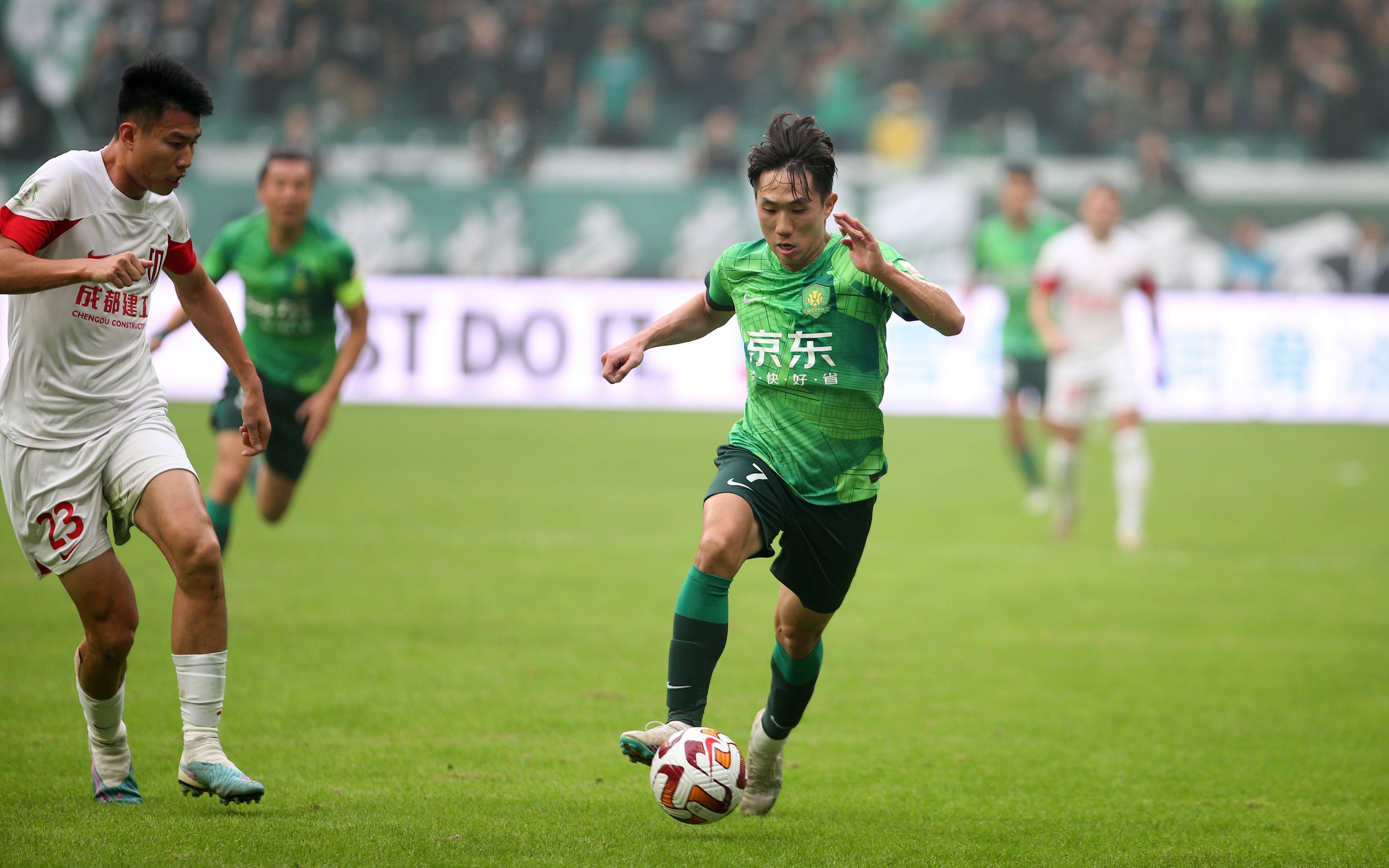 北京国安球员合力训练，锻炼体能的简单介绍