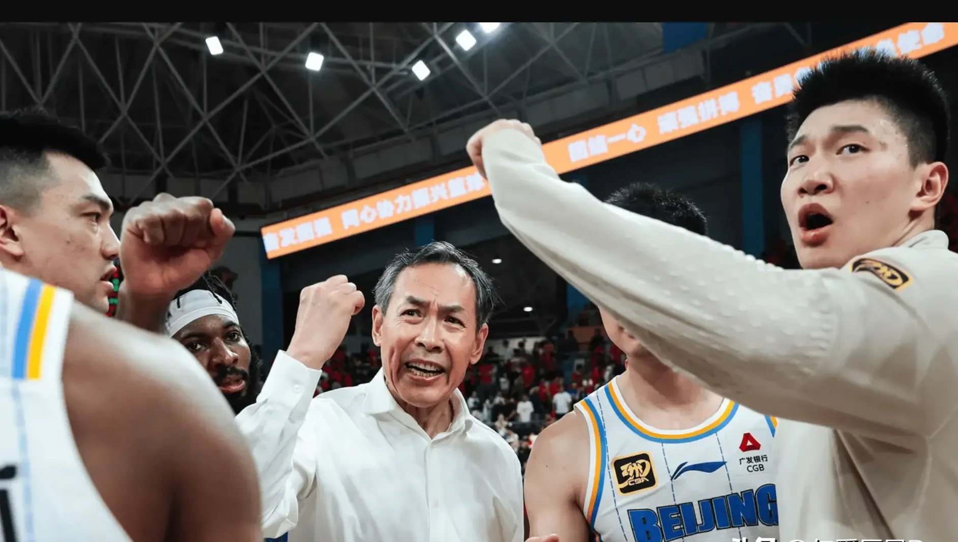 包含共同拼搏，球队精神风貌感染全场的词条