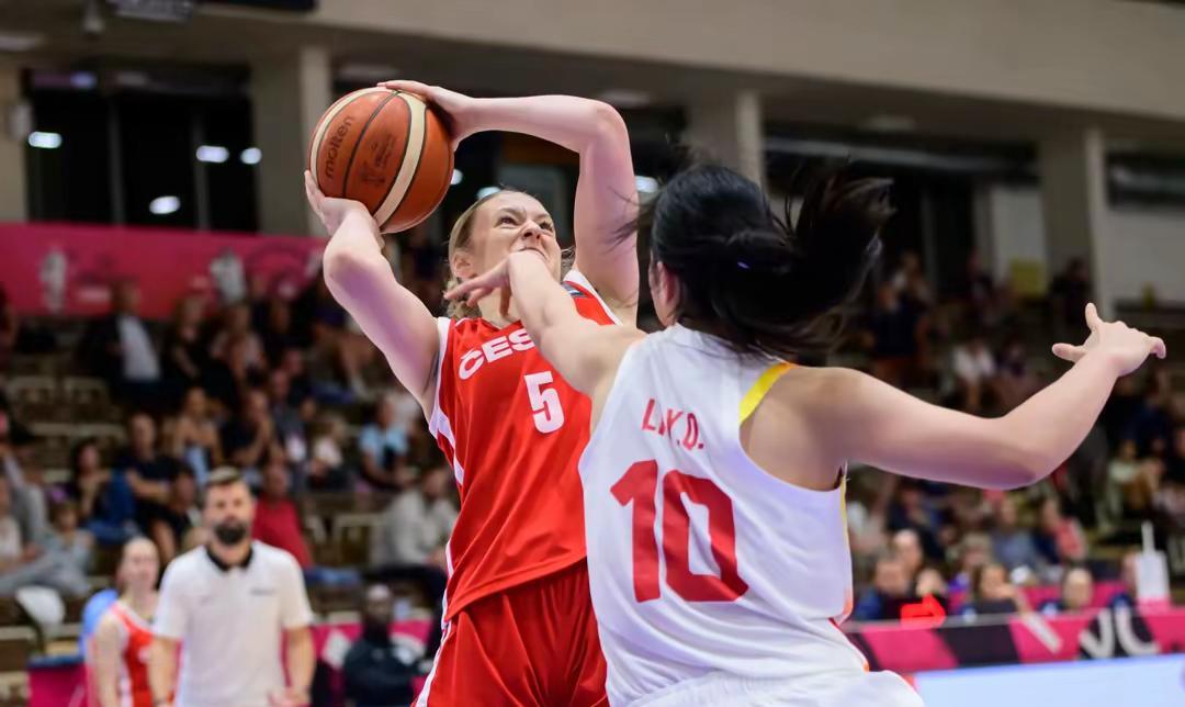 开云体育下载-篮球赛场上的绝杀一幕震撼全场，球员激动落泪