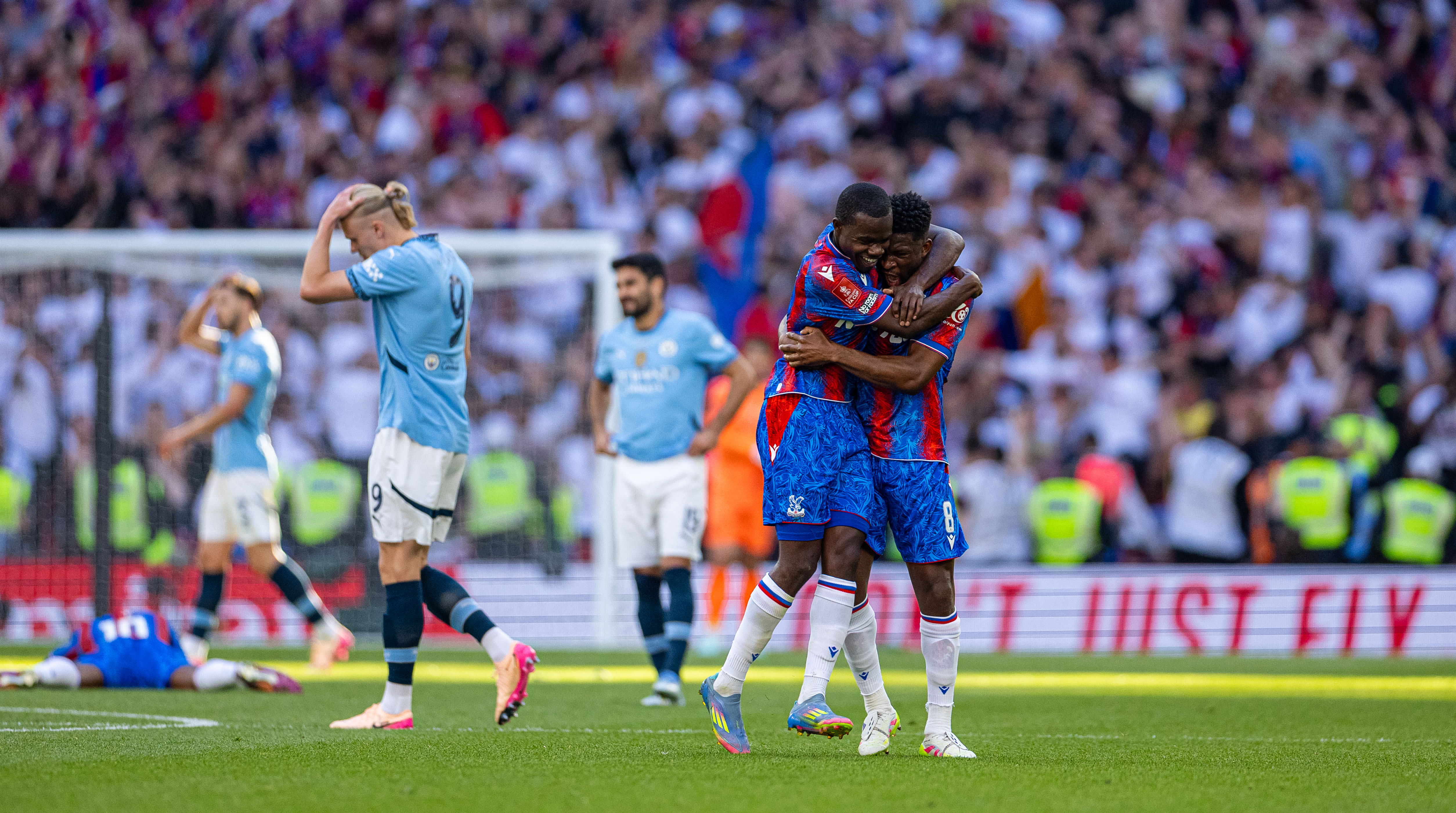 包含英格兰大获胜利，捷克连续未能进球的词条