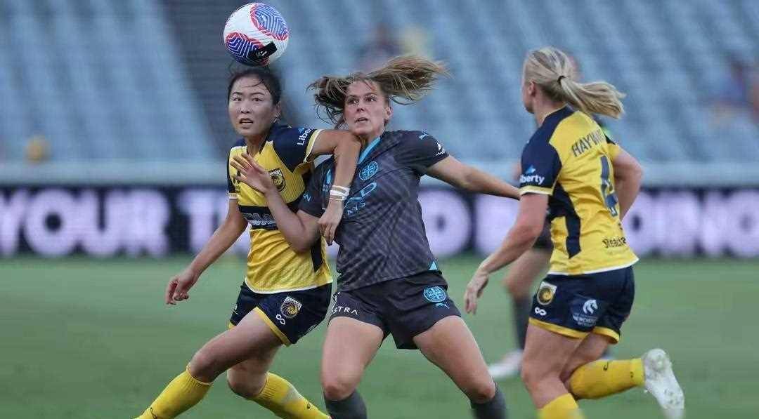 日本女足球员在比赛中发挥出色