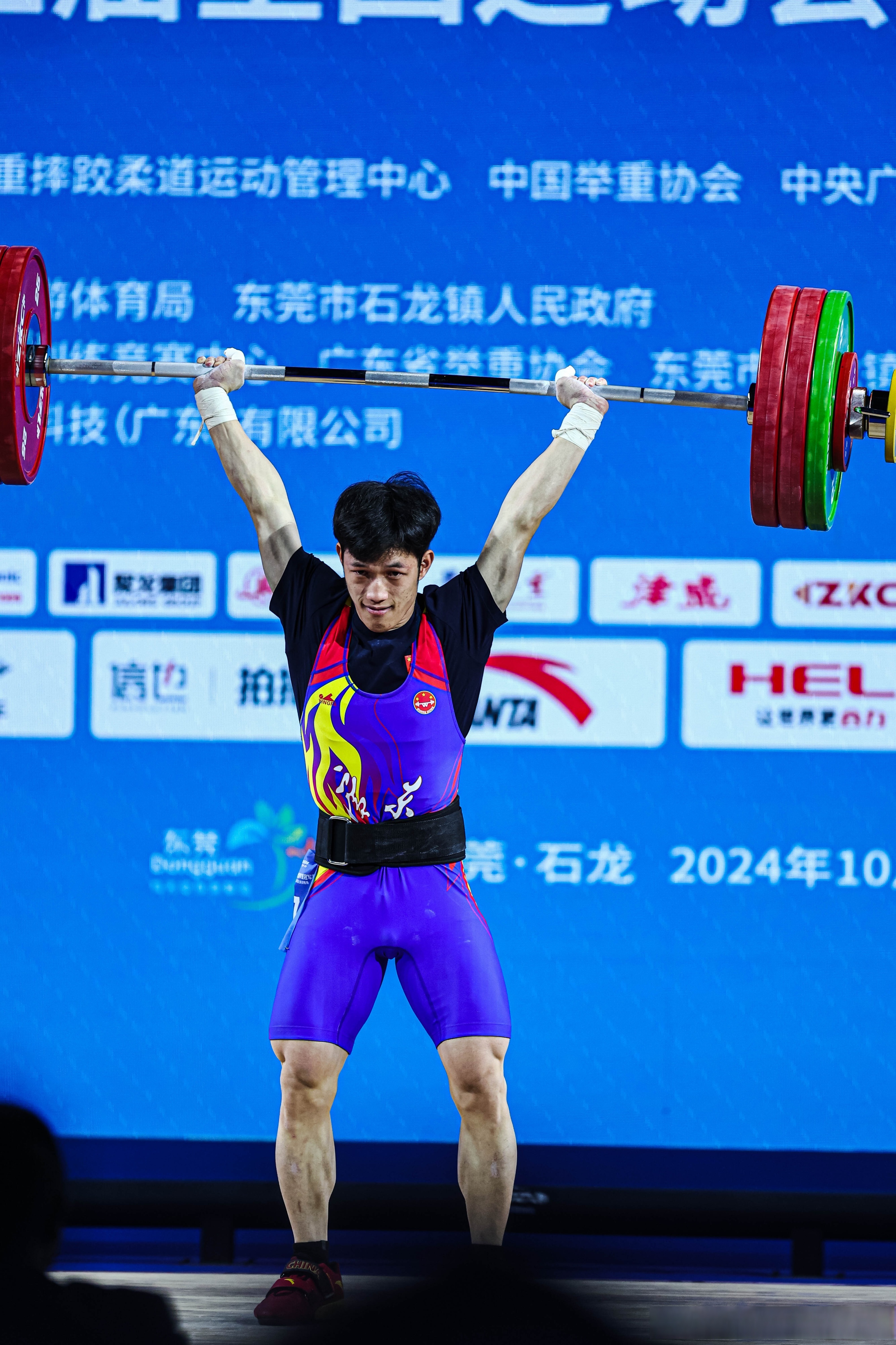 举重选手挺身而出，斩获冠军