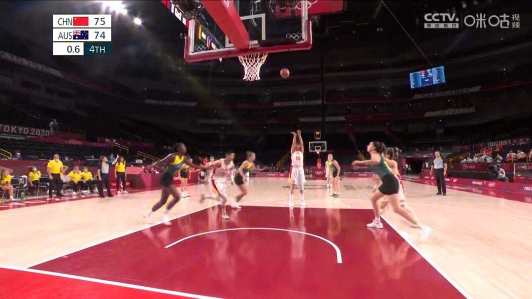 开云体育官方网站-萨尔斯堡队员全力以赴，取得胜利的关键时刻