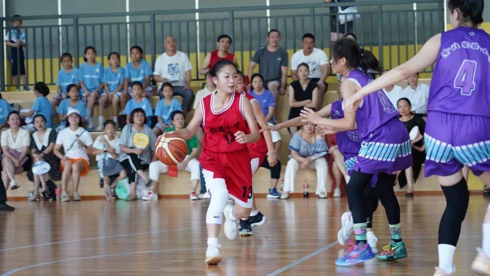 重庆篮球赛事展现独特魅力 重庆篮球赛事展现独特魅力