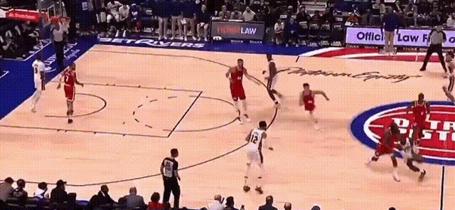 快船队后卫在比赛中实现三双表现 快船队后卫在比赛中实现三双表现