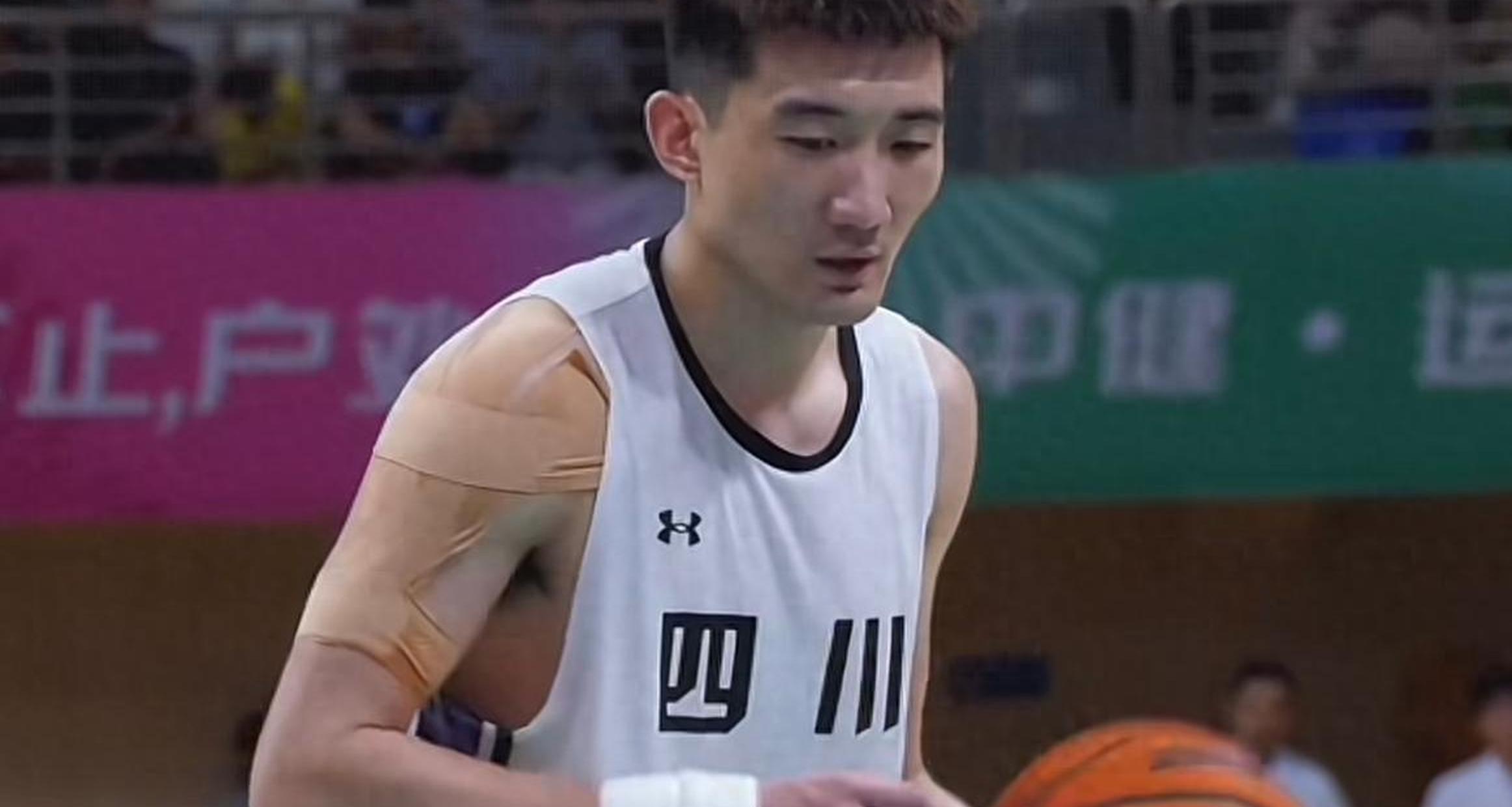 四川男篮再度披荆斩棘,继续征程 四川男篮再度披荆斩棘,继续征程