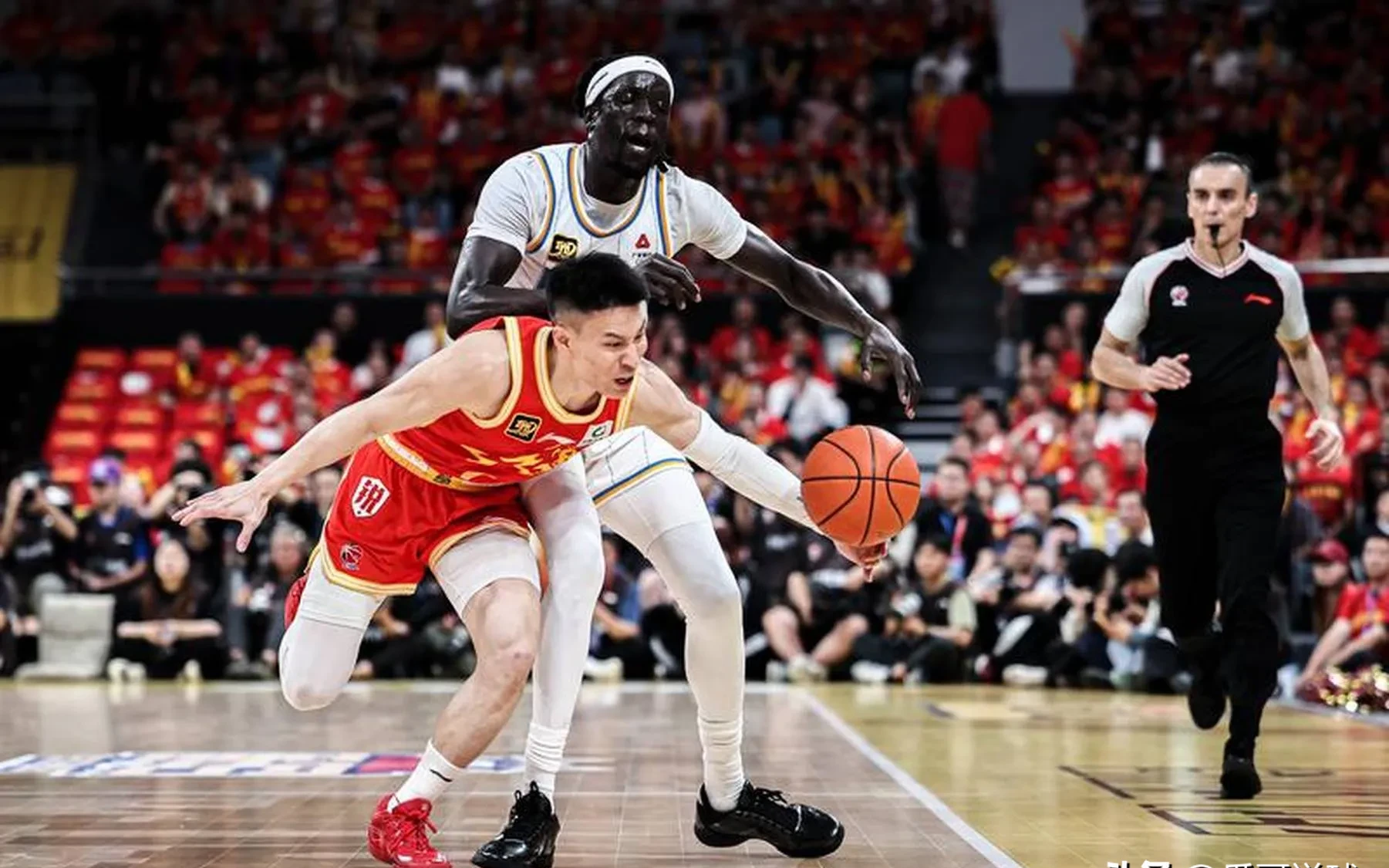 双方实力对比，无懈可击，篮球比赛现场掌声雷动的简单介绍