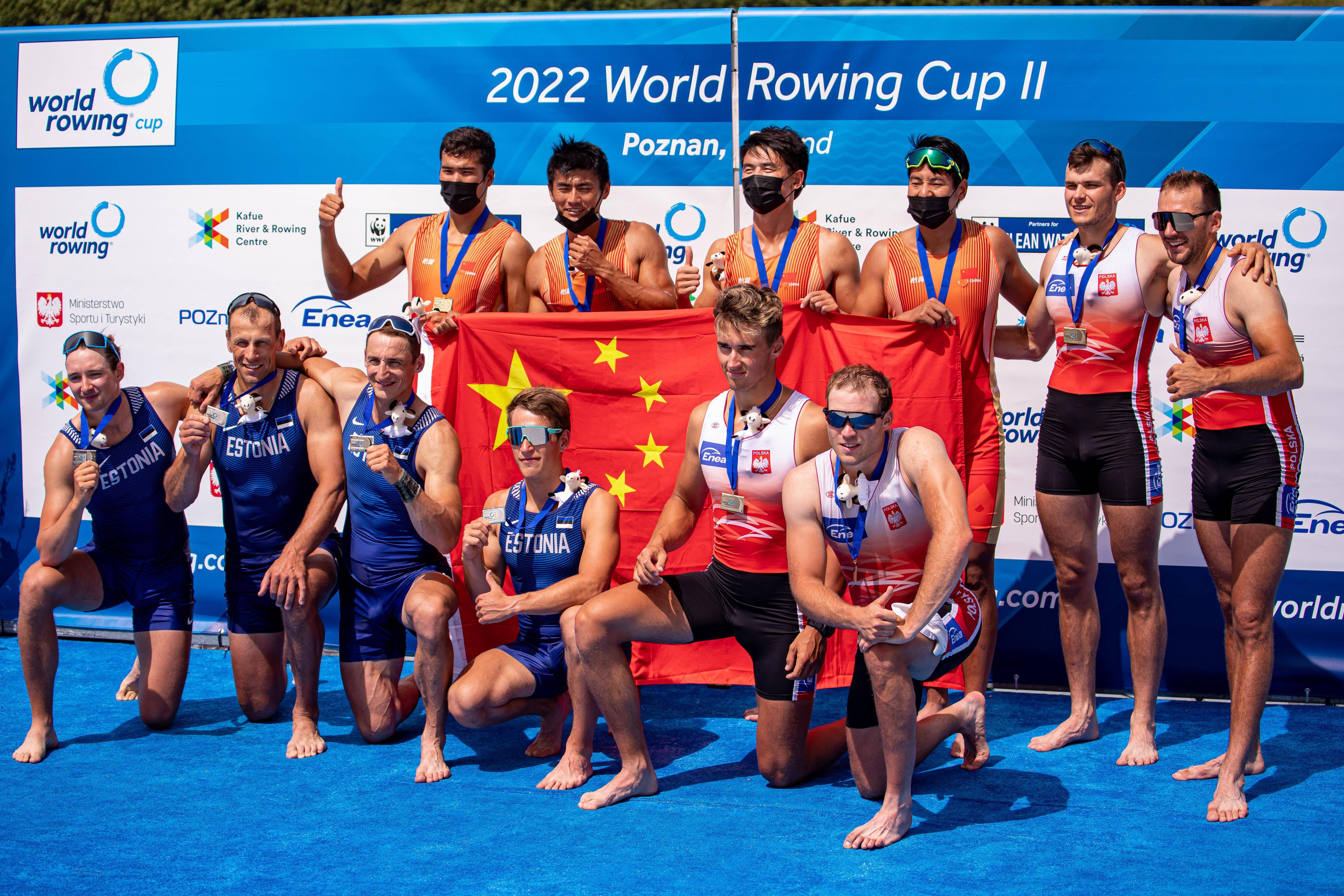 开云体育下载-荷兰赛艇运动员夺得第一名，舞动波澜