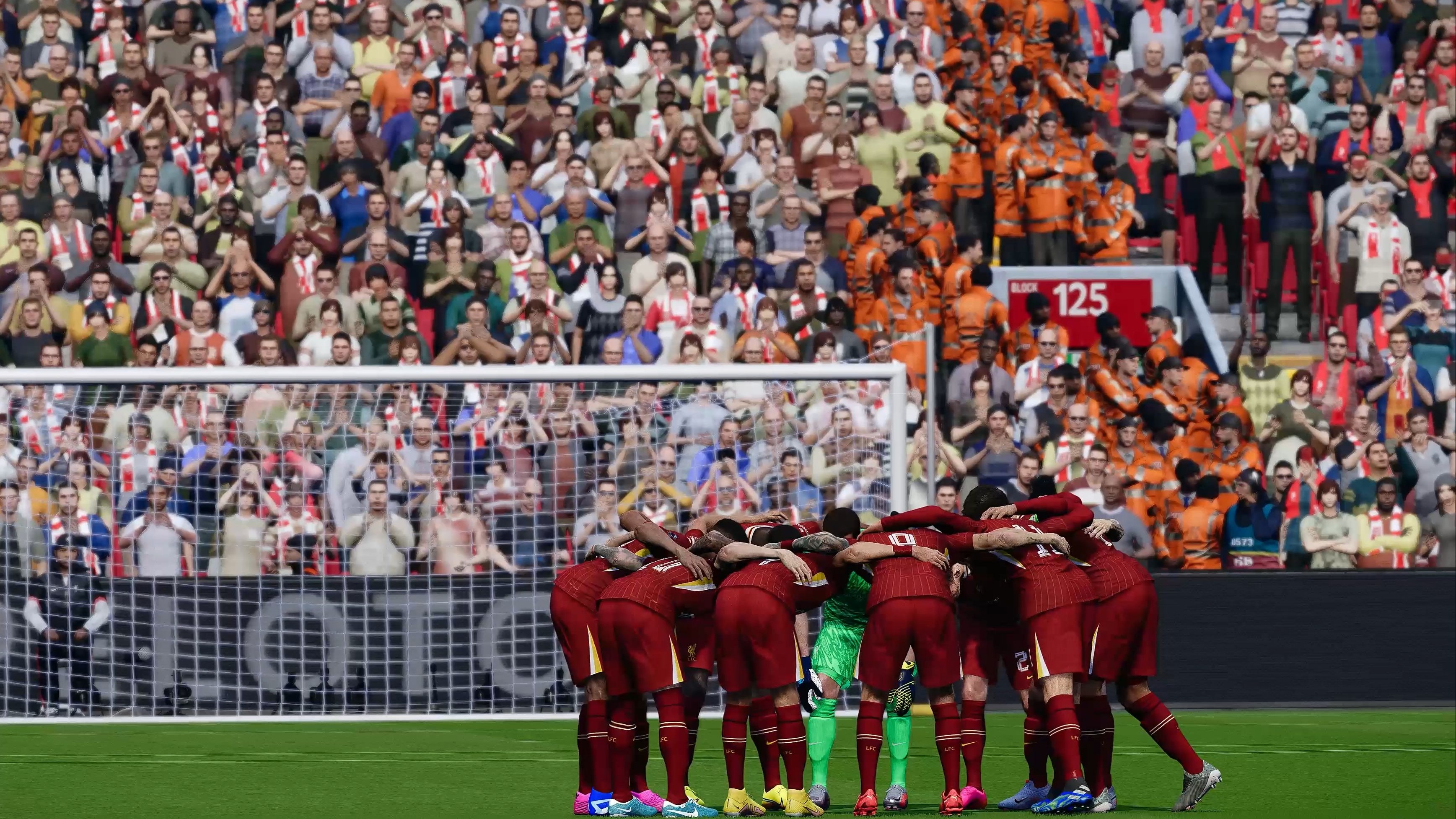 关于紧张激烈的足球比拼，现场热闹非凡的信息