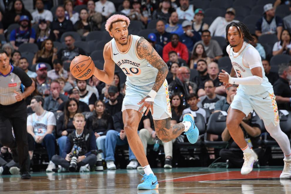 开云体育-76人客场击败马刺，赢得惊险比赛